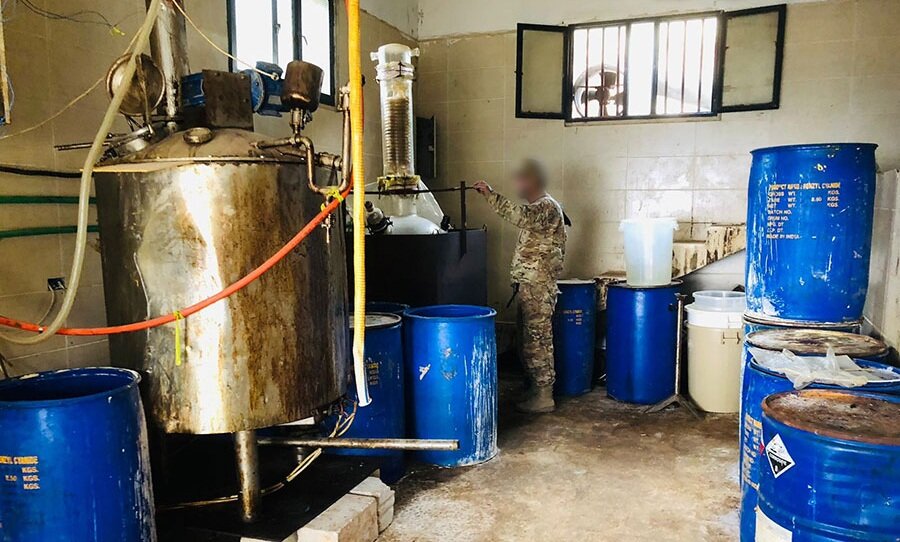 الجيش اللبناني يضبط معملاً ضخماً لتصنيع الكبتاجون على الحدود السورية