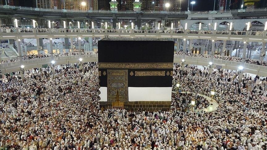 استعدادًا لموسم الحج: رفع كسوة الكعبة المشرفة في إجراء سنوي