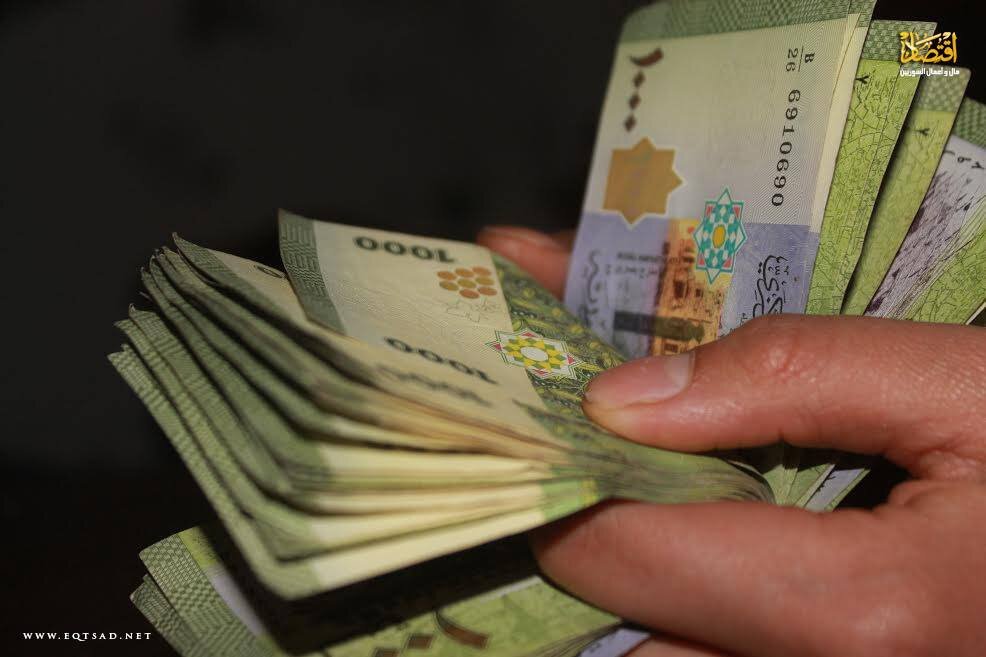تراجع الليرة السورية بعد مكاسب مؤقتة إثر رفع العقوبات الأوروبية