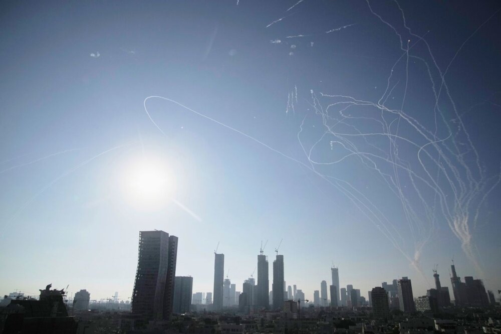 تصعيد خطير: صواريخ إيرانية تستهدف تل أبيب وإسرائيل تعلن عن إصابات مباشرة