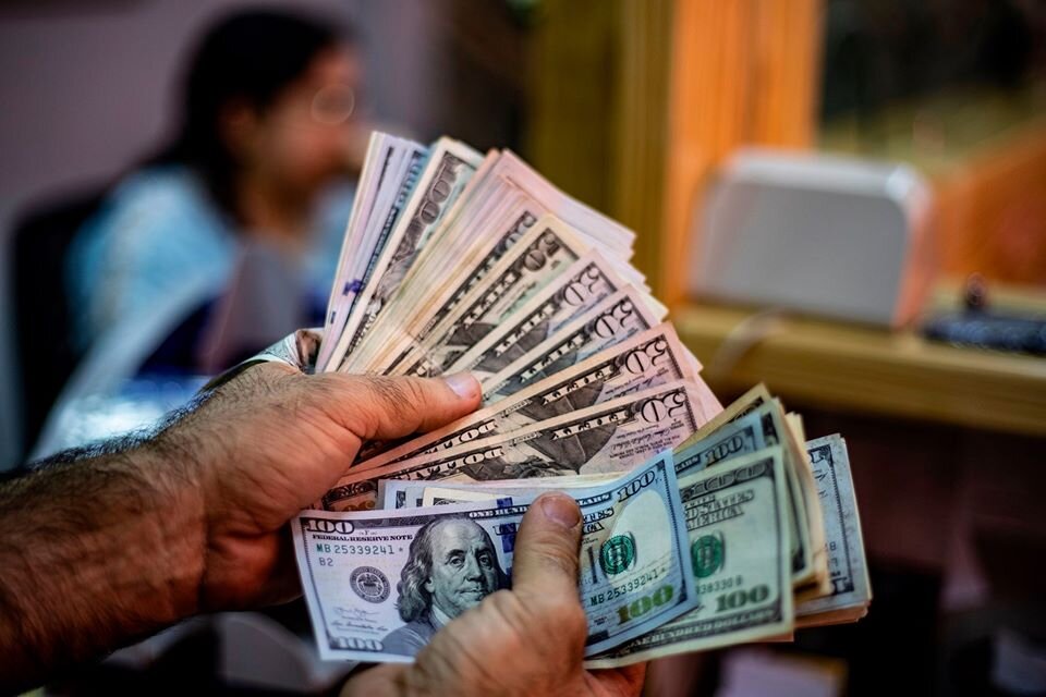 استقرار نسبي للدولار في السوق السوداء السورية: نظرة على أسعار الصرف الرئيسية