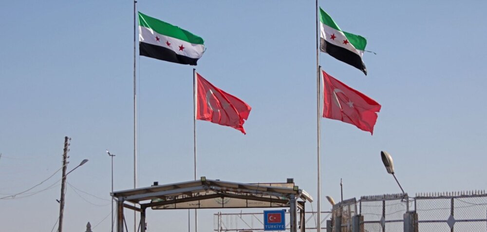 خطوة نحو تعزيز التجارة الإقليمية: تركيا وسوريا توقعان مذكرة تفاهم لاستئناف النقل البري المباشر