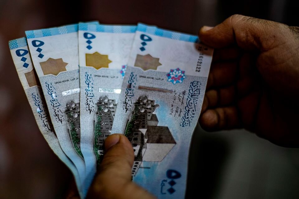 الليرة السورية تهوي مجدداً في السوق السوداء: الدولار يتخطى حاجز الـ 10000 ليرة