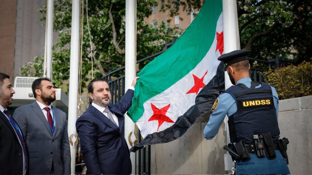 سوريا ترفع علمها الجديد في الأمم المتحدة: خطوة نحو تعزيز الحضور الدبلوماسي