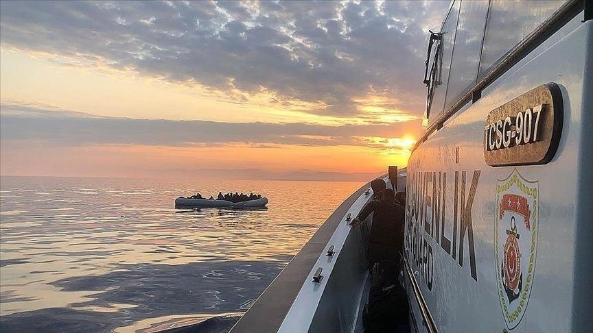 خفر السواحل التركي ينقذ 17 مهاجراً بعد دفعهم من قبل عناصر يونانية قبالة مرمريس