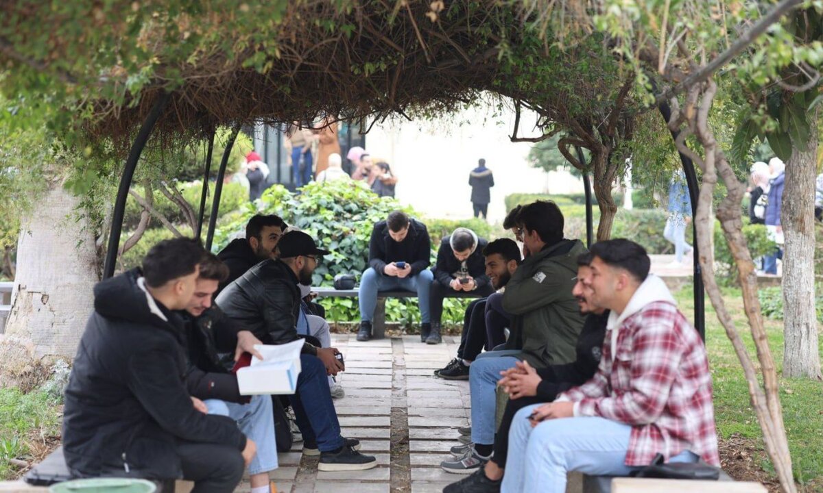التوترات الأمنية تعرقل مسيرة طلاب الجامعات في سوريا: قلق وتأجيلات دراسية