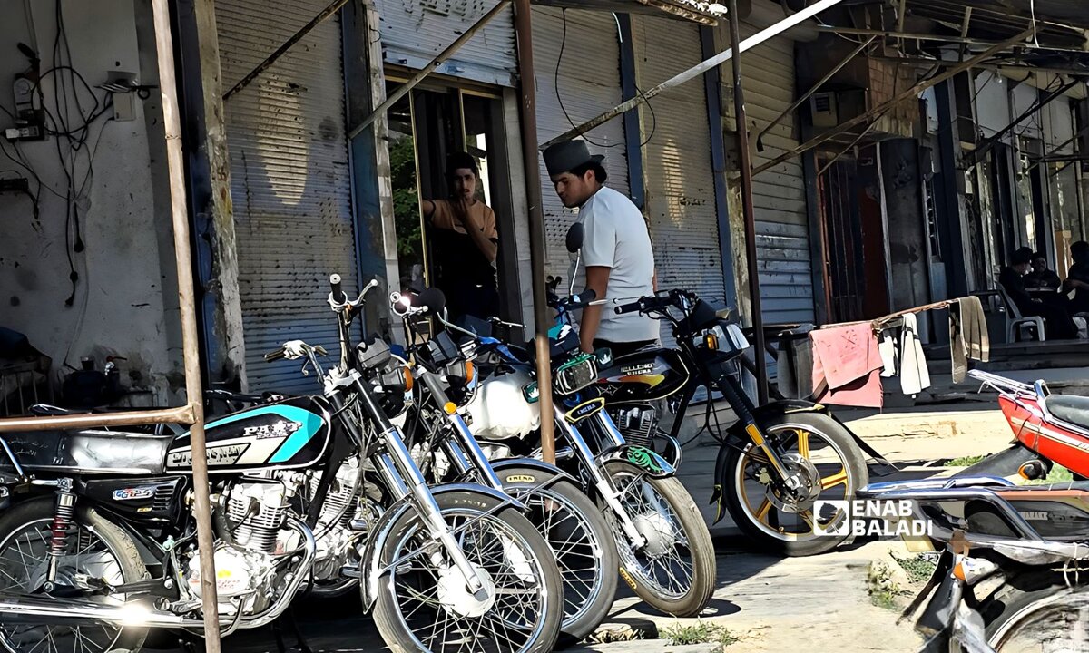 تراجع القدرة الشرائية يُعمّق ركود سوق الدراجات النارية في تل أبيض ورأس العين رغم انخفاض الأسعار