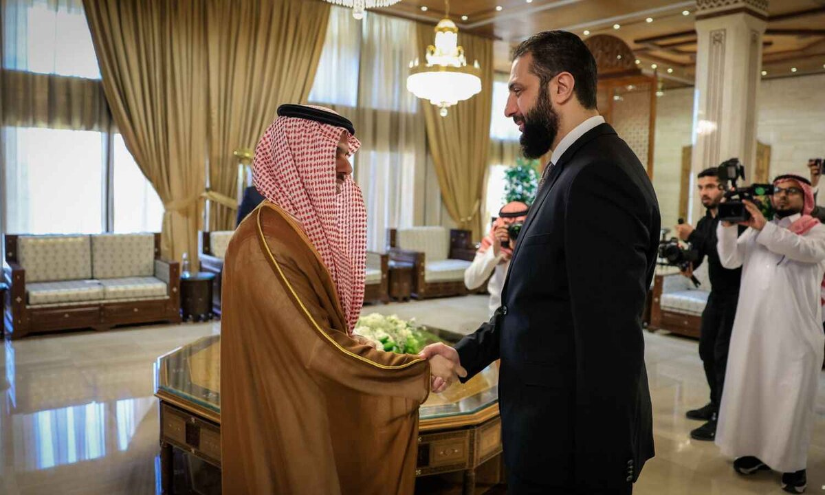 زيارة تاريخية: وزير الخارجية السعودي يقود وفدًا اقتصاديًا رفيع المستوى إلى دمشق لبحث دعم الاقتصاد السوري