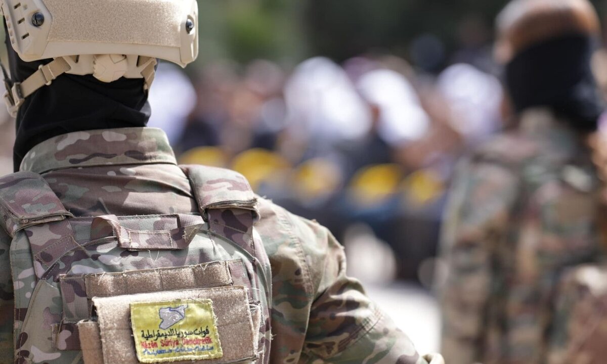 دير الزور: اشتباكات عنيفة بين قسد وقوات النظام تثير مخاوف من نزوح جماعي جديد