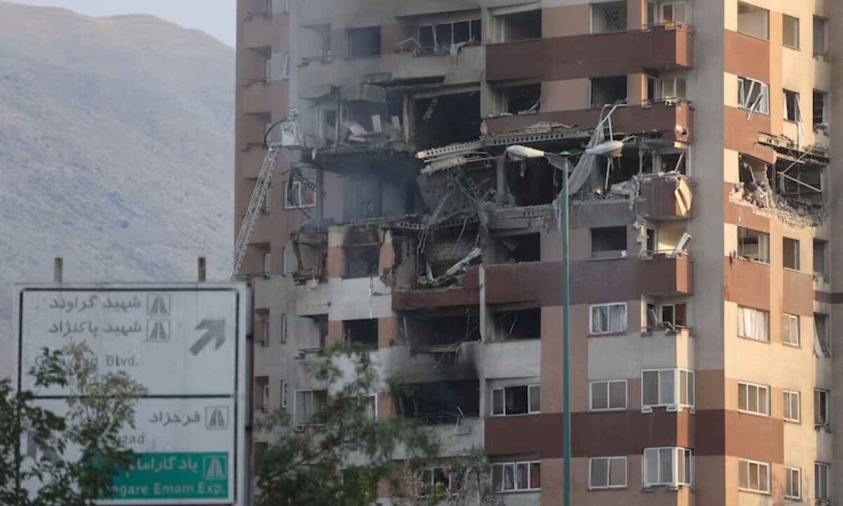 إيران تطلق مسيرات وصواريخ ردًا على ضربات إسرائيلية استهدفت قادة عسكريين