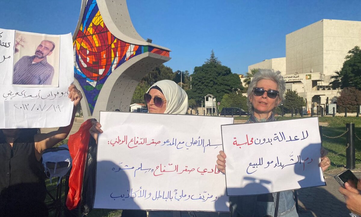 سوريا: قرارات الإفراج عن متهمين بجرائم حرب تثير غضب الضحايا وتعيق العدالة الانتقالية
