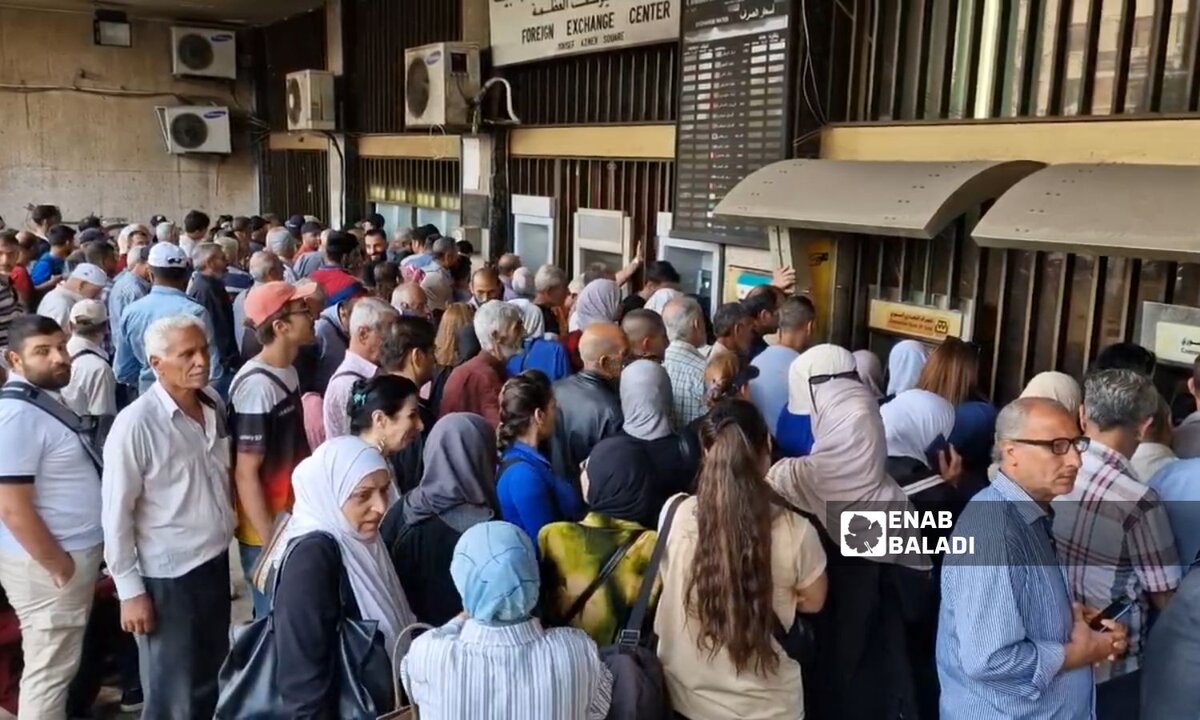 معاناة المتقاعدين في دمشق: طوابير طويلة وشجارات للحصول على الراتب