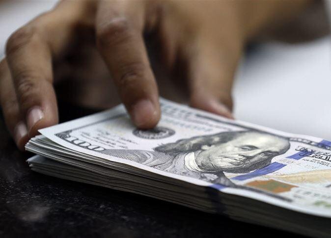تلاشي الفارق: سعر الدولار في السوق السوداء السورية يقترب من السعر الرسمي