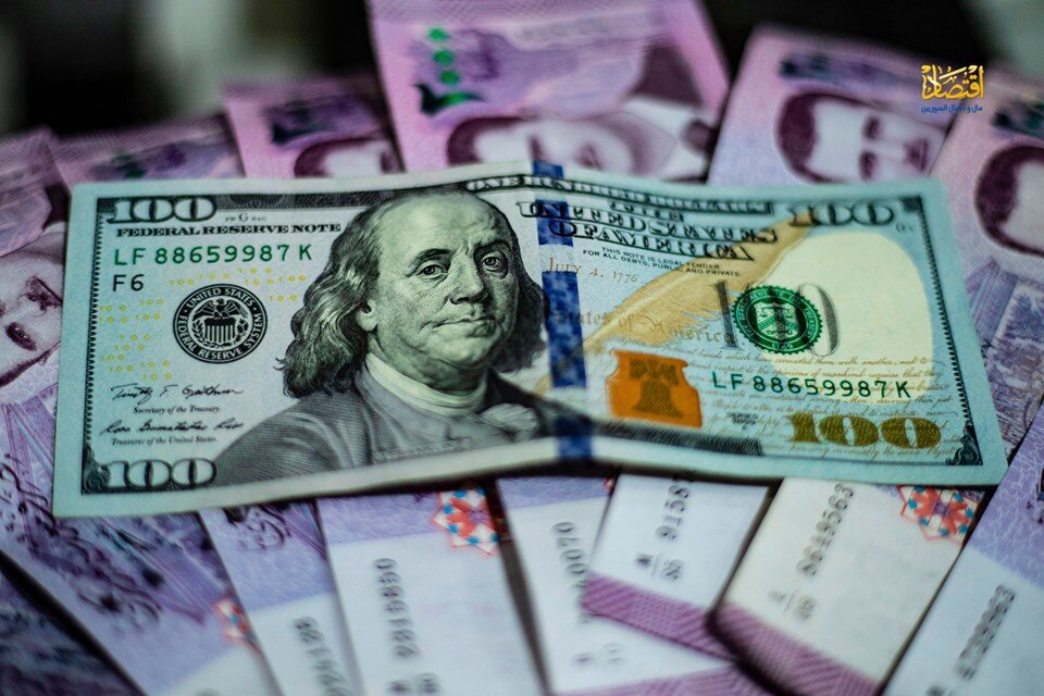 الليرة السورية تنهار: الدولار في السوق السوداء يتجاوز السعر الرسمي لأول مرة هذا العام