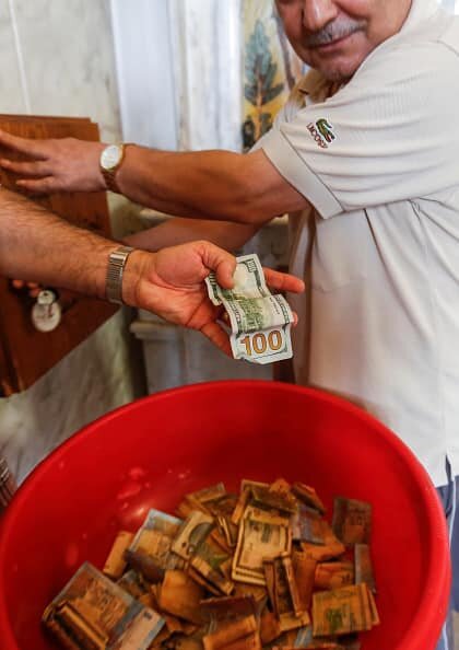 تدهور مستمر: الدولار يقفز 250 ليرة في دمشق ويلامس عتبة الـ 10000