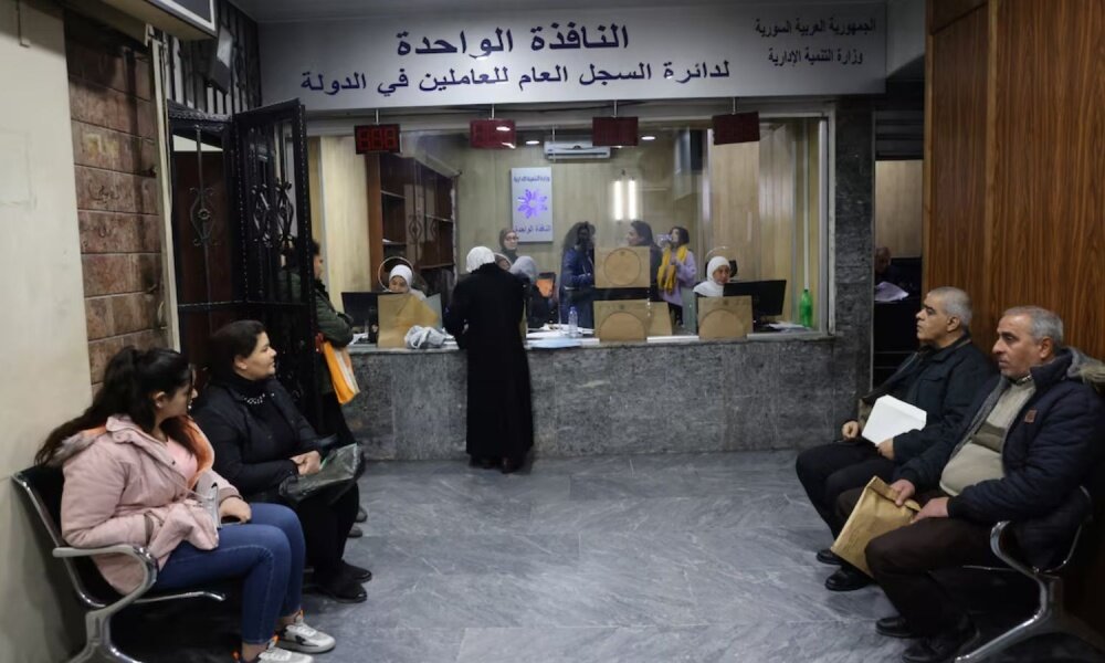 عودة مرتقبة للموظفين المفصولين في سوريا مع صرف مستحقاتهم المتأخرة