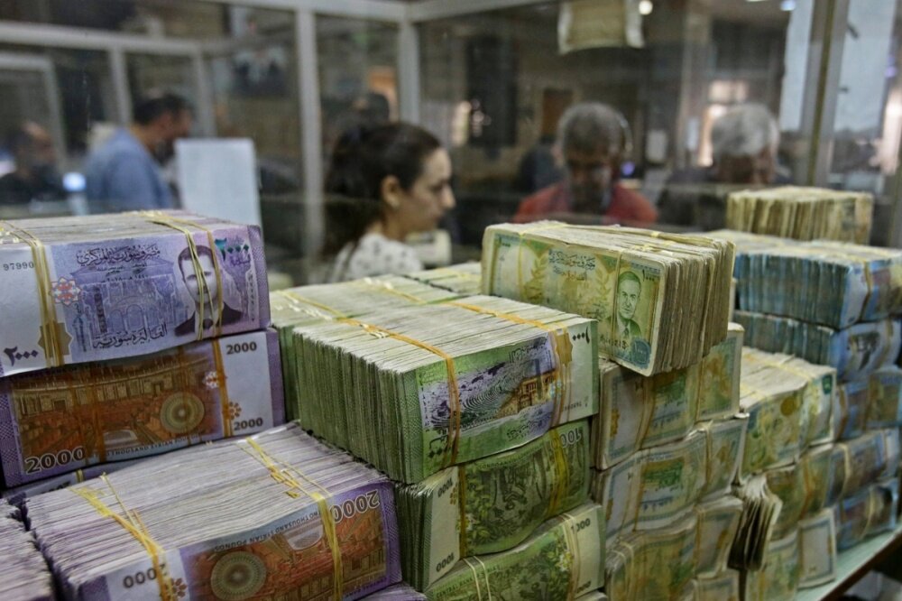 منحة عيد الأضحى وسعر الدولار: خبير اقتصادي يحلل الأثر المحتمل