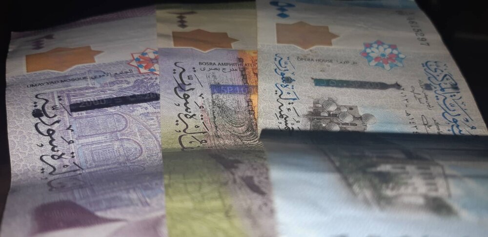 الليرة السورية تواصل التدهور: الدولار يقفز إلى مستويات قياسية في السوق السوداء