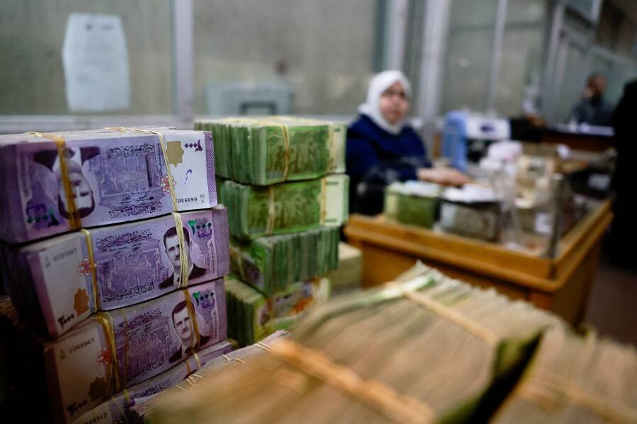 خبراء اقتصاديون يحللون تداعيات مرسومي زيادة الرواتب في سوريا