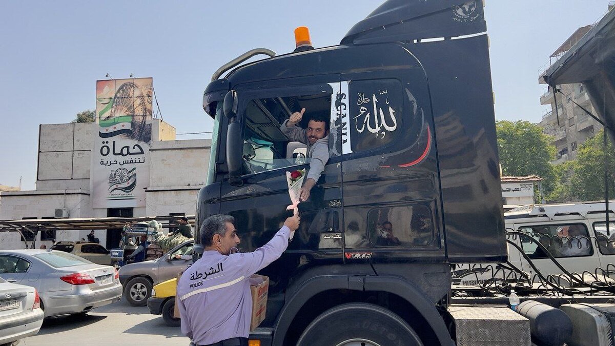 حماة تزهو بالورود: مبادرة مرور مميزة تلاقي استحسان السائقين والمواطنين