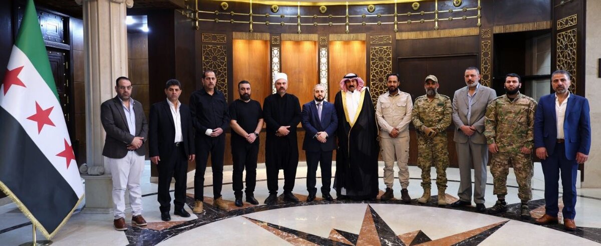 وزير الدفاع يؤكد على شراكة جميع مكونات المجتمع في بناء الدولة خلال لقائه بوفد من جرمانا