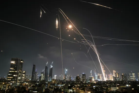 تصعيد خطير: مواجهة مباشرة بين إسرائيل وإيران تشتعل بتبادل الضربات الصاروخية والجويّة