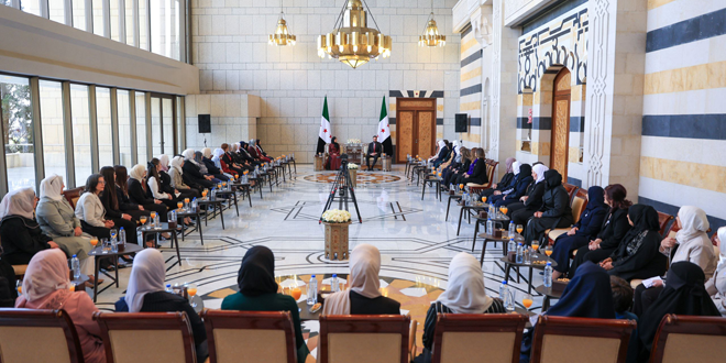 الرئيس الشرع والسيدة الأولى يستقبلان وفداً نسائياً من مختلف المحافظات السورية بمناسبة عيد الأضحى