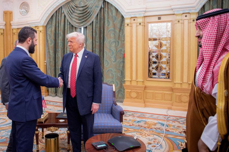 رفع العقوبات الأمريكية عن سوريا: متى وكيف ستنعكس إيجاباً على حياة السوريين؟