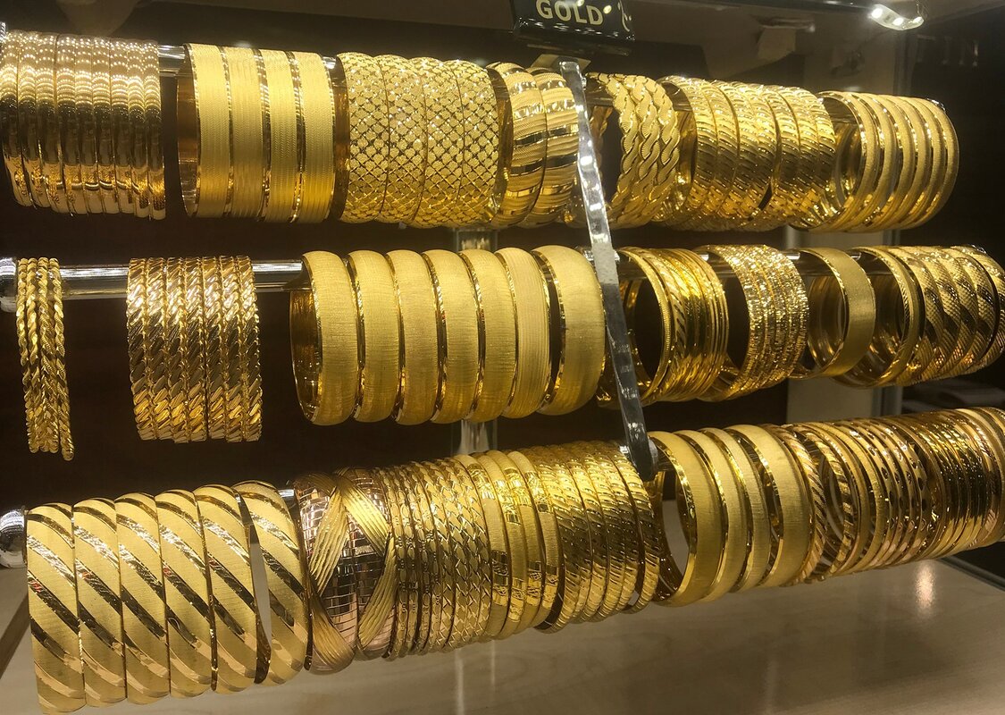 الليرة السورية تحافظ على استقرارها وسط توقعات بانتعاش اقتصادي وتغيرات في أسعار الذهب والمحروقات