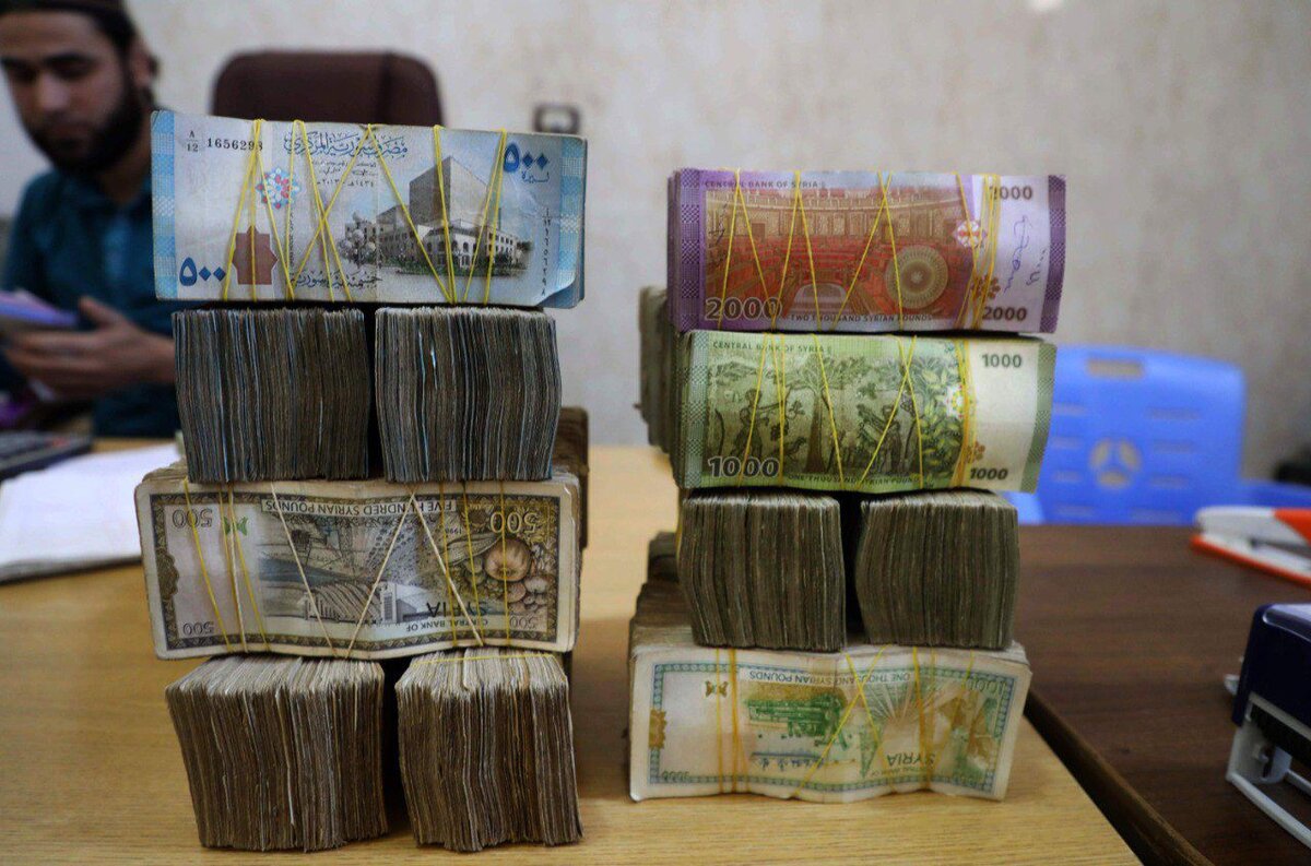 الليرة السورية تحافظ على استقرارها أمام الدولار والذهب يستعيد توازنه