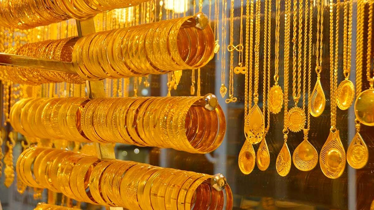 الليرة السورية تحافظ على استقرارها أمام الدولار.. أسعار الصرف والذهب والمحروقات اليوم