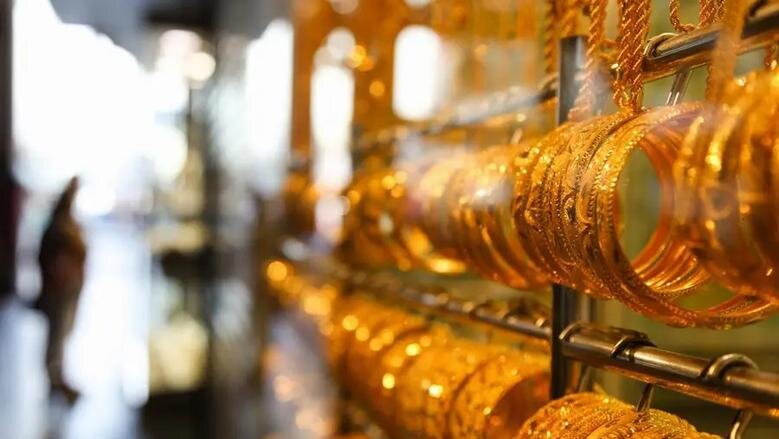 الليرة السورية تحافظ على استقرارها أمام الدولار مع ارتفاع أسعار الذهب