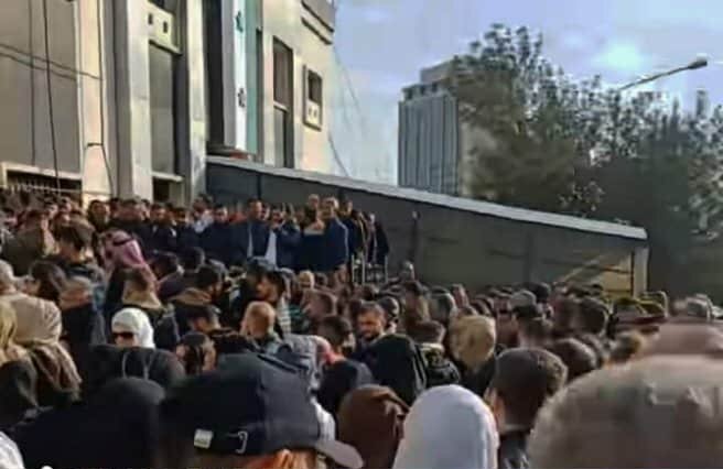 جواز السفر السوري: حلم الهجرة أم يأس من الواقع؟ السوريون يتحدثون عن طوابير الهجرة