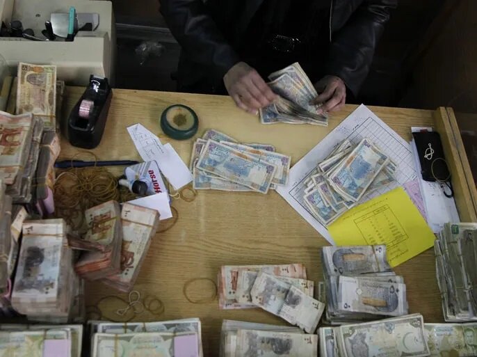 الليرة السورية في مهب الريح: ارتفاع قياسي للدولار والذهب في السوق السوداء اليوم