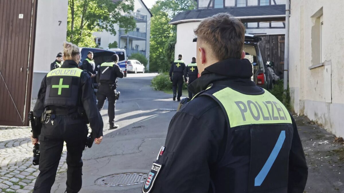 ألمانيا تفكك خلية يمينية متطرفة: مراهقون خططوا لهجمات ضد لاجئين ومعارضين