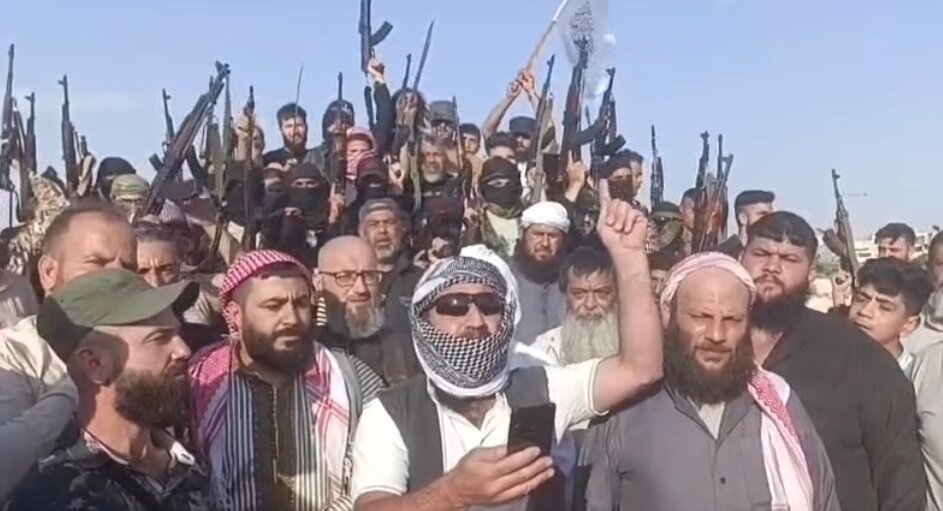 جماعة مسلحة في حماة تمنح الموالين للنظام مهلة 7 أيام لمغادرة المدينة