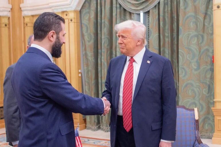 نيويورك تايمز: تقارب ترامب والشرع يربك إسرائيل ويقلل غاراتها في سوريا