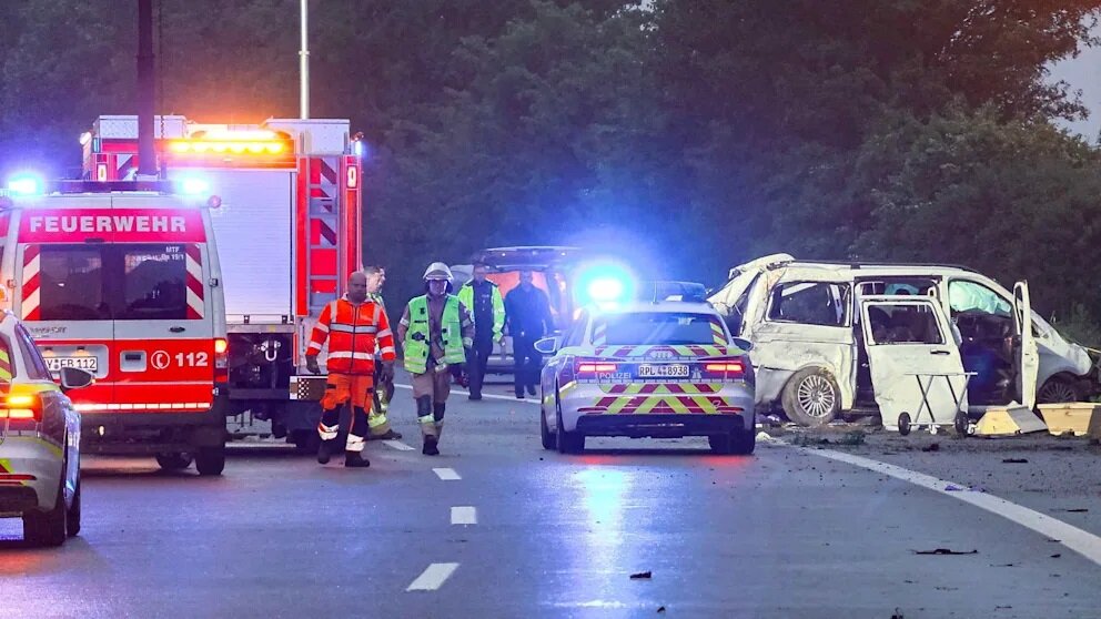 مأساة على الطريق السريع في ألمانيا: مصرع 3 أشخاص وإصابة آخرين في حادث انقلاب مروع قرب كوبلنتس