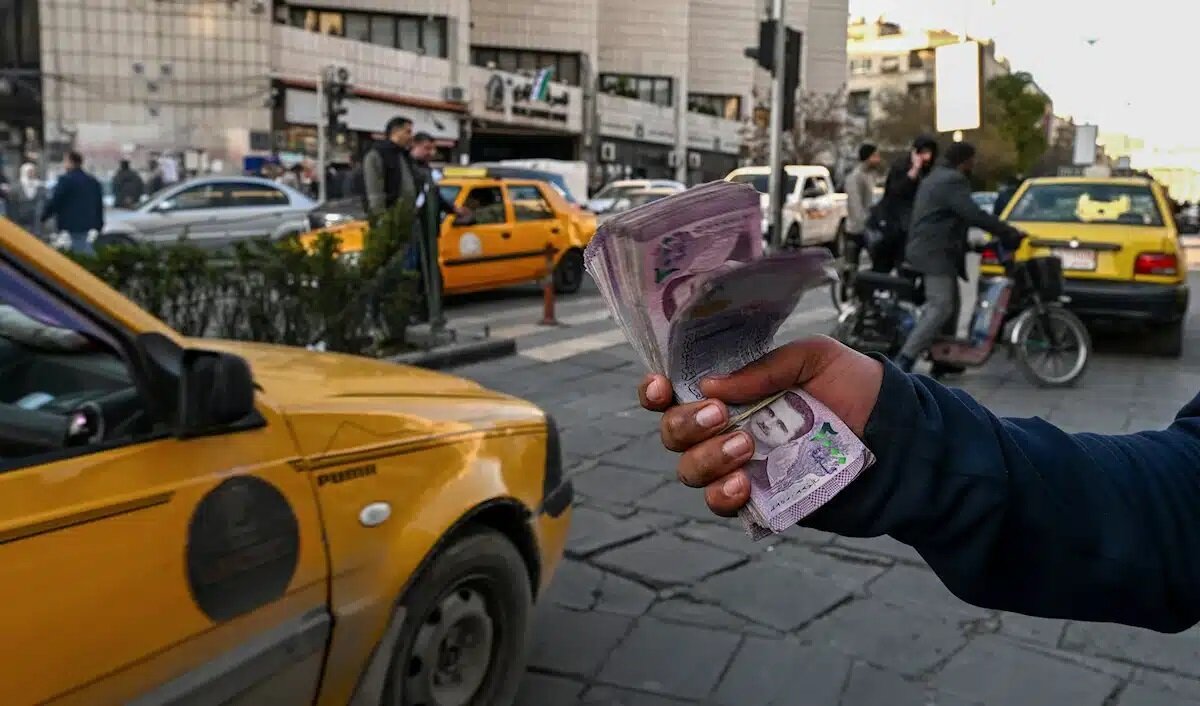 تدهور مستمر: أسعار الدولار واليورو والذهب تسجل أرقامًا قياسية مقابل الليرة السورية اليوم