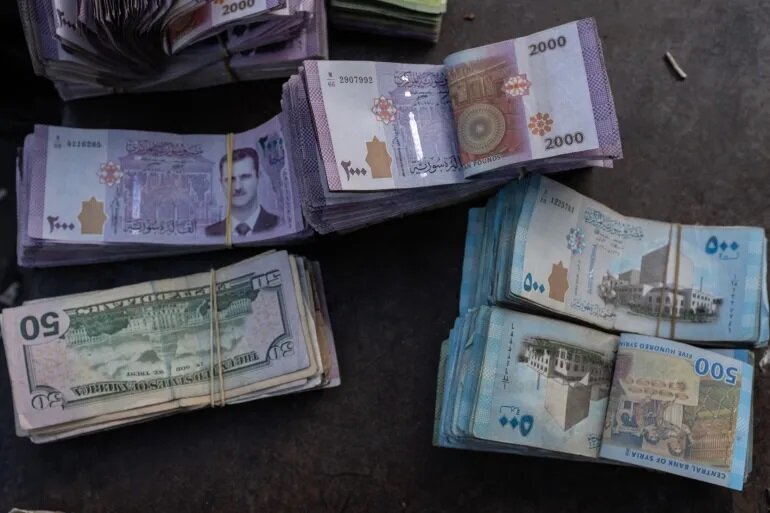 الليرة السورية تواصل التدهور: ارتفاع قياسي للدولار والذهب في السوق السوداء اليوم