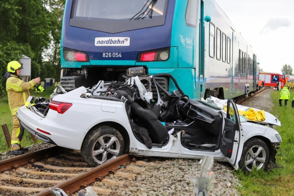 مأساة في ألمانيا: مصرع سائق في حادث اصطدام قطار بسيارة
