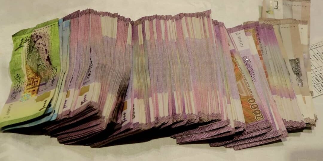 الليرة السورية تترنح: أسعار الدولار واليورو والذهب في السوق السوداء اليوم 6 يونيو 2025