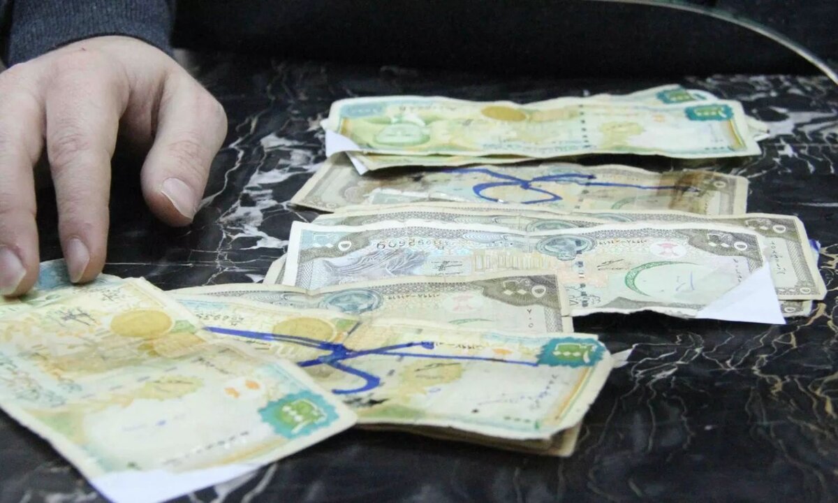 تذبذب مستمر: أسعار الدولار واليورو والذهب في السوق السوداء السورية اليوم 17 يونيو 2025