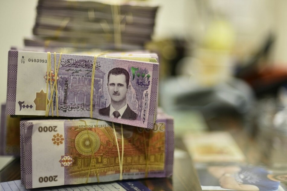 تقلبات الأسواق: أسعار الدولار واليورو والذهب مقابل الليرة السورية في السوق السوداء اليوم