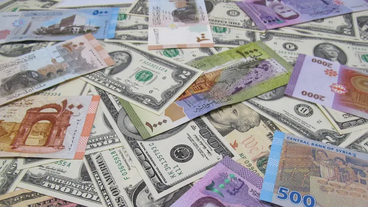 الليرة السورية تواصل التدهور: ارتفاع قياسي للدولار واليورو والذهب في السوق السوداء (1 مايو 2025)