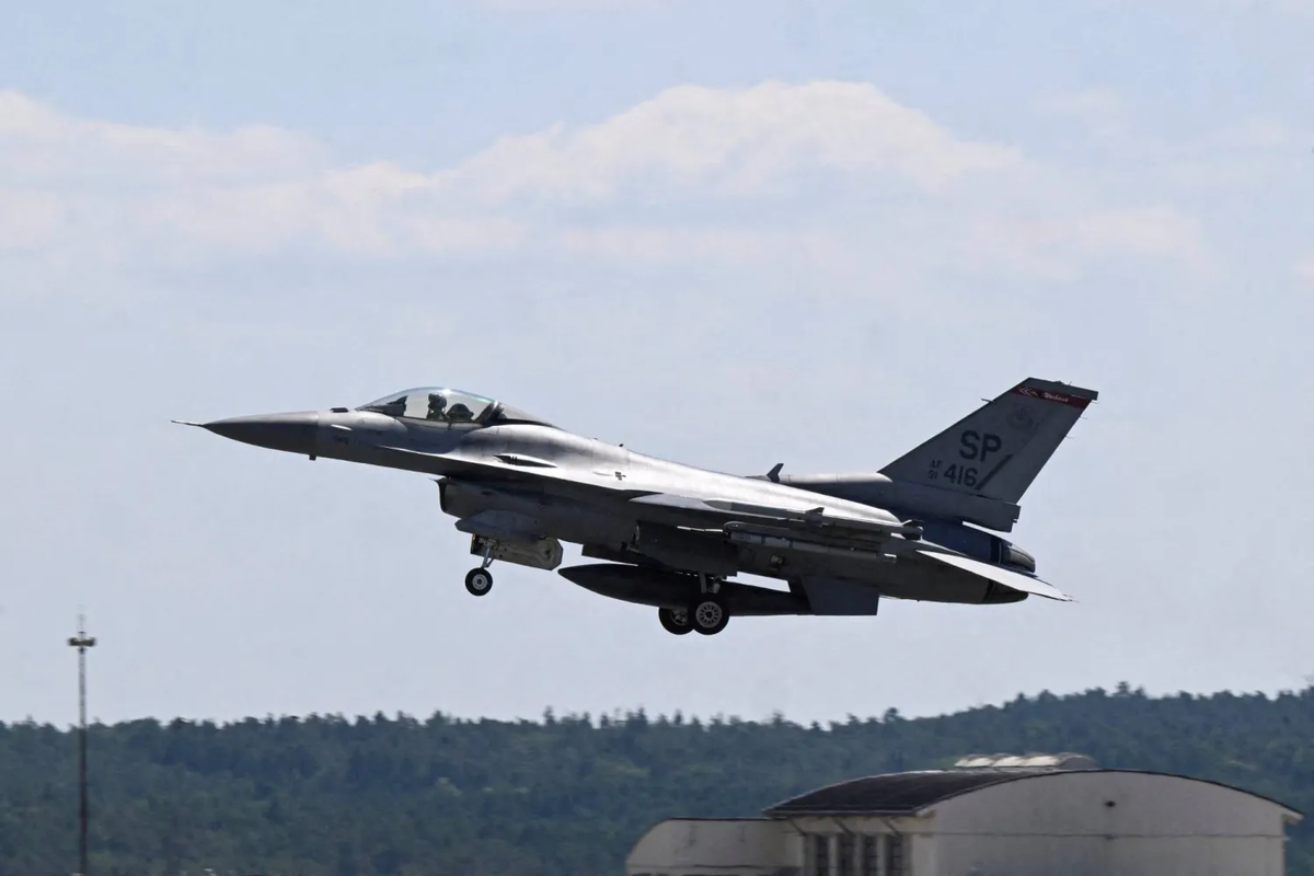 أوكرانيا تعلن عن فقدان طائرة F-16: تفاصيل الحادث وسلامة الطيار