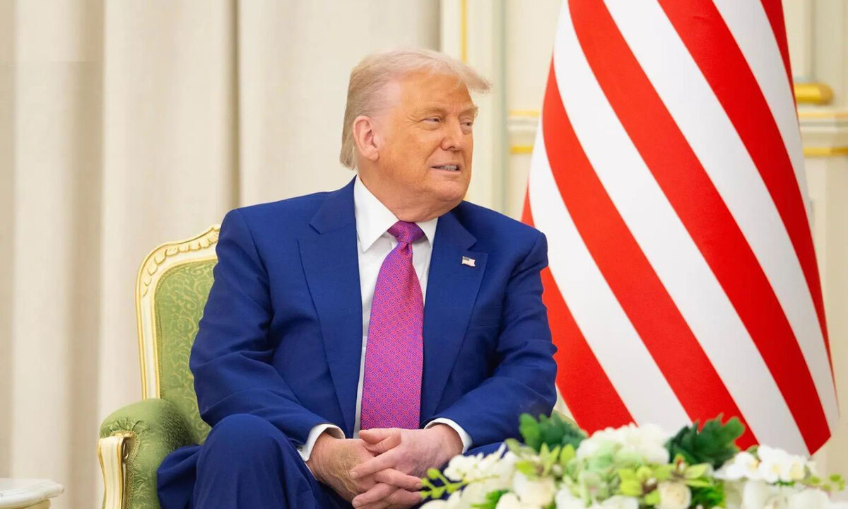 تعديل مفاجئ: ترامب يرفع اسم سوريا من قائمة حظر السفر إلى أمريكا ويضيف دولًا أخرى