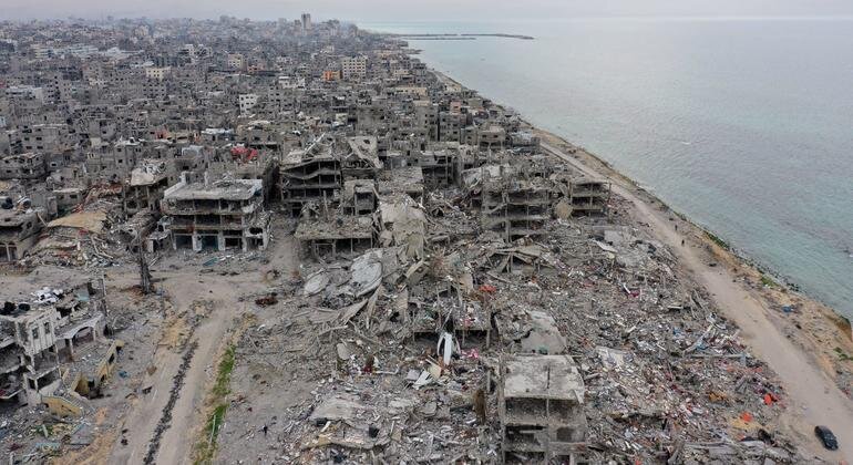 حماس توافق على إطلاق سراح 10 رهائن مقابل هدنة لمدة 70 يومًا وانسحاب جزئي من غزة