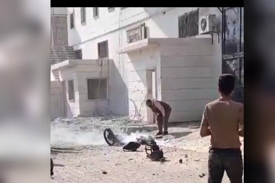 غارة جوية تستهدف دراجة نارية في ريف إدلب الشمالي: تفاصيل حول هوية الطائرة والضحايا