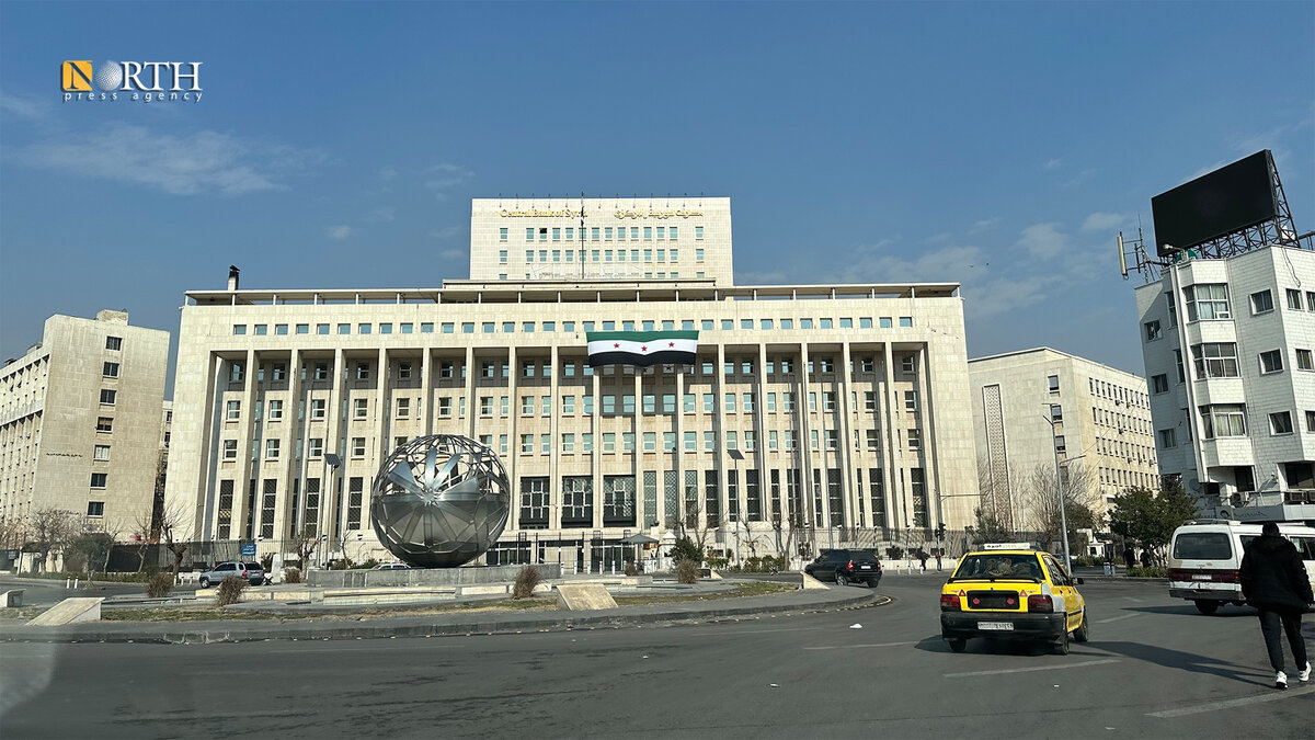 خبير اقتصادي يكشف: التعويم المدار لليرة السورية.. بين الشفافية والإدارة الفعالة لتحقيق الاستقرار